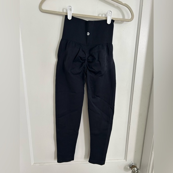 HALARA Women's Seamless Flow Black High-Waisted Butt Lifting Leggings - Picture 2 of 5